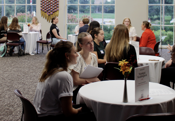 Students at the ISU Communication Studies speed networking event. 